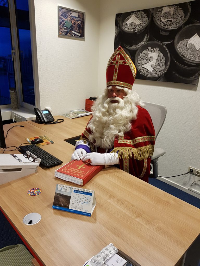 Sint op kantoor